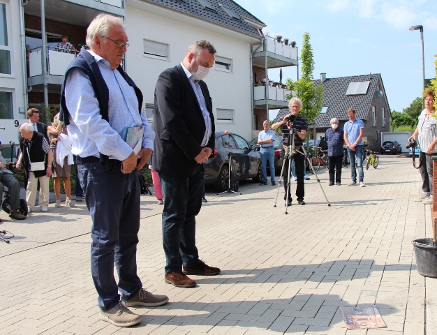 Hermann Kleine Büning (li.) und Bodo Klimpel gedachten bei der Stolperstein-Verlegung dem Euthanasie-Opfer Bernhard Leo Peters.