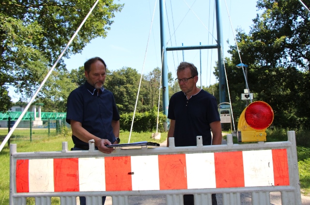 Siegfried Schweigmann (li.) und Marc Borgers erläuterten die Baumängel an Fußgänger- und Radfahrerbrücke.