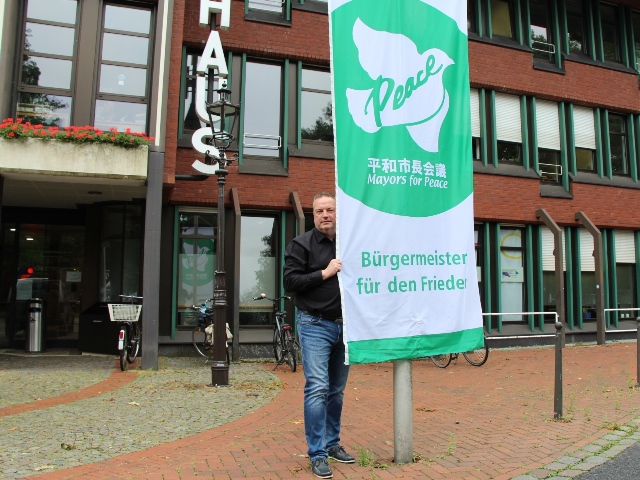 Bürgermeister Bodo Klimpel hisste die Fahne.