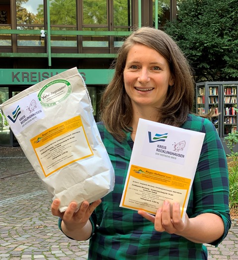 Caroline Homm zeigt die Tüten mit dem Saatgut.