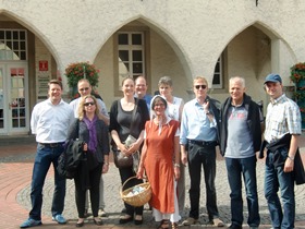 Stadtführerin mit Gruppe - Foto Stadtagentur