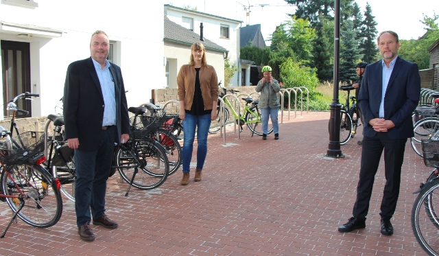 Sie weihten den neuen Fahrradparkplatz an der Mühlenstraße ein, v.li., Bürgermeister Bodo Klimpel, Carolin Ostrop und Baudezernent Siegfried Schweigmann.
