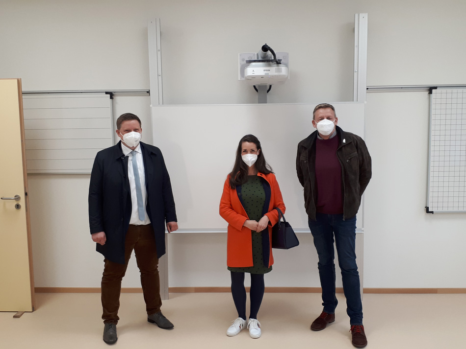 ürgermeister Andreas Stegemann und Schuldezernent Dirk Meussen am Standort Sythen des Grundschulverbundes Sythen/Lavesum mit der kommissarische Schulleiterin Marlet Kleerbaum.