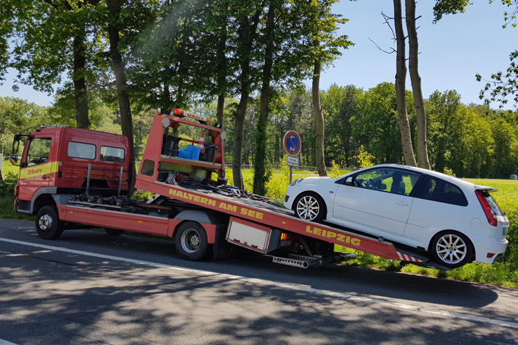 Auto wird abgeschleppt