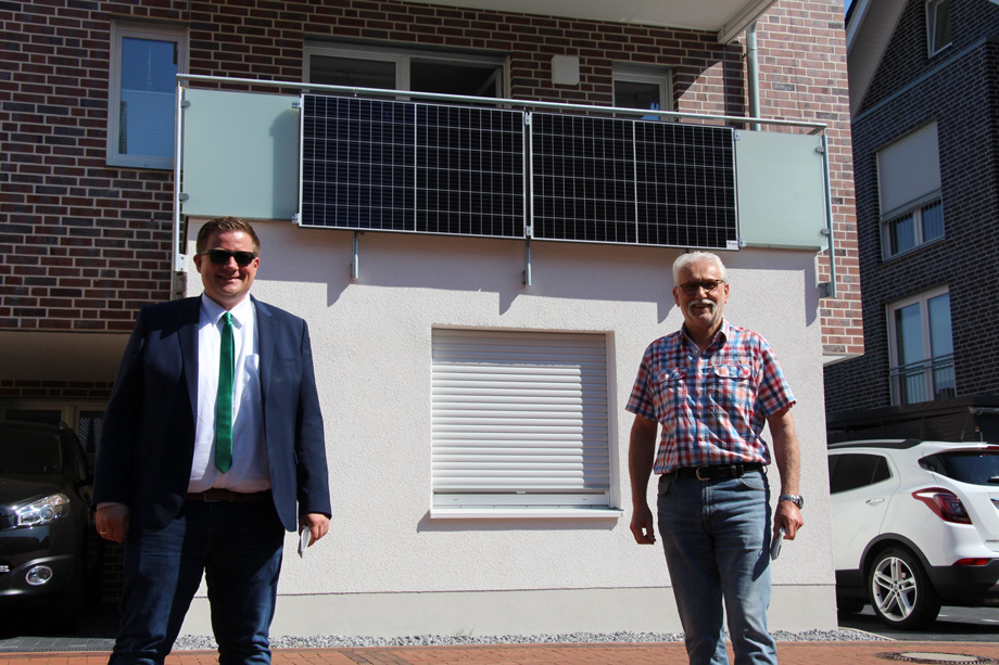 Bürgermeister Andreas Stegemann mit Dieter Berheide vor seiner Anlage