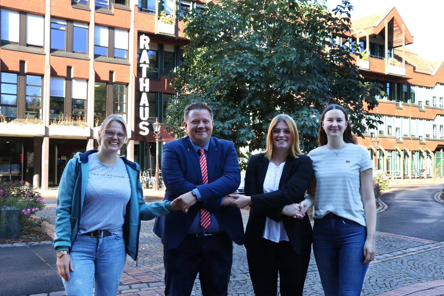 Unsere Auszubildenden vor dem Rathaus