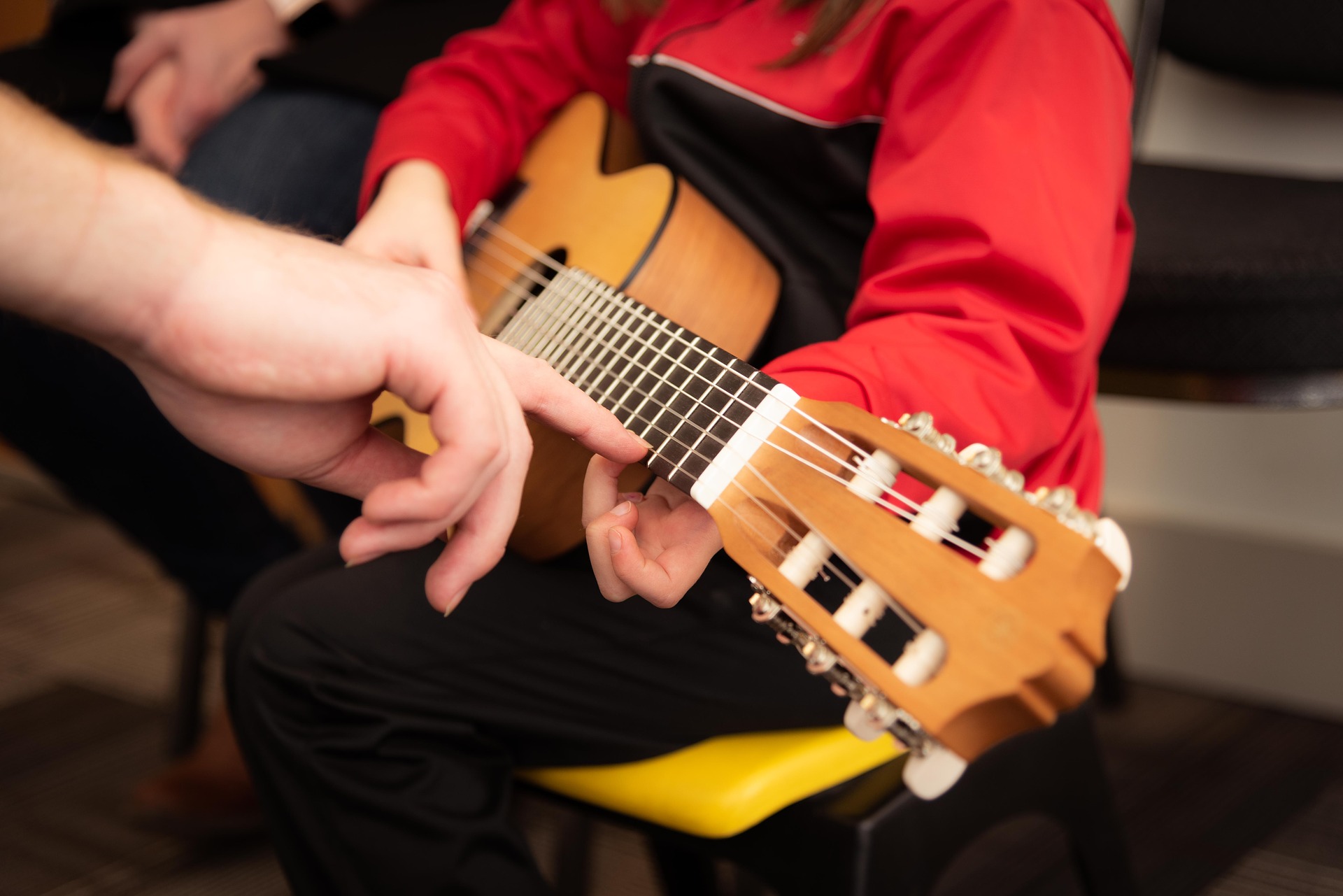 Kind spielt Gitarre 