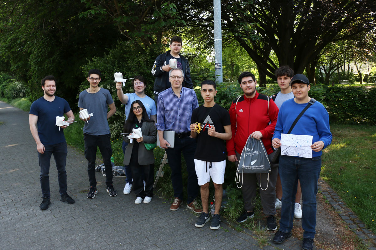 Gruppenbild der SchülerInnnen mit den Sensoren