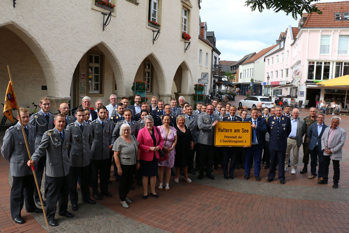 Gruppenfoto vor dem Rathaus 
