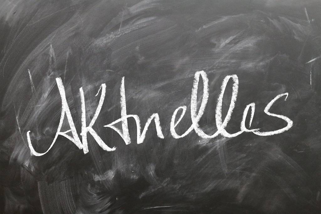 Aktuelles-Schriftzug auf einer Tafel mit Kreide geschrieben