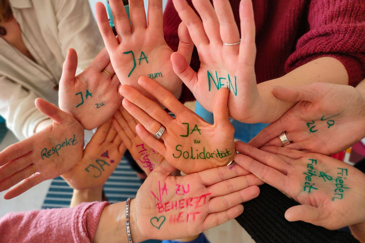 Schwarz-weiß Bild von Frau, die Hand in die Kamera hält