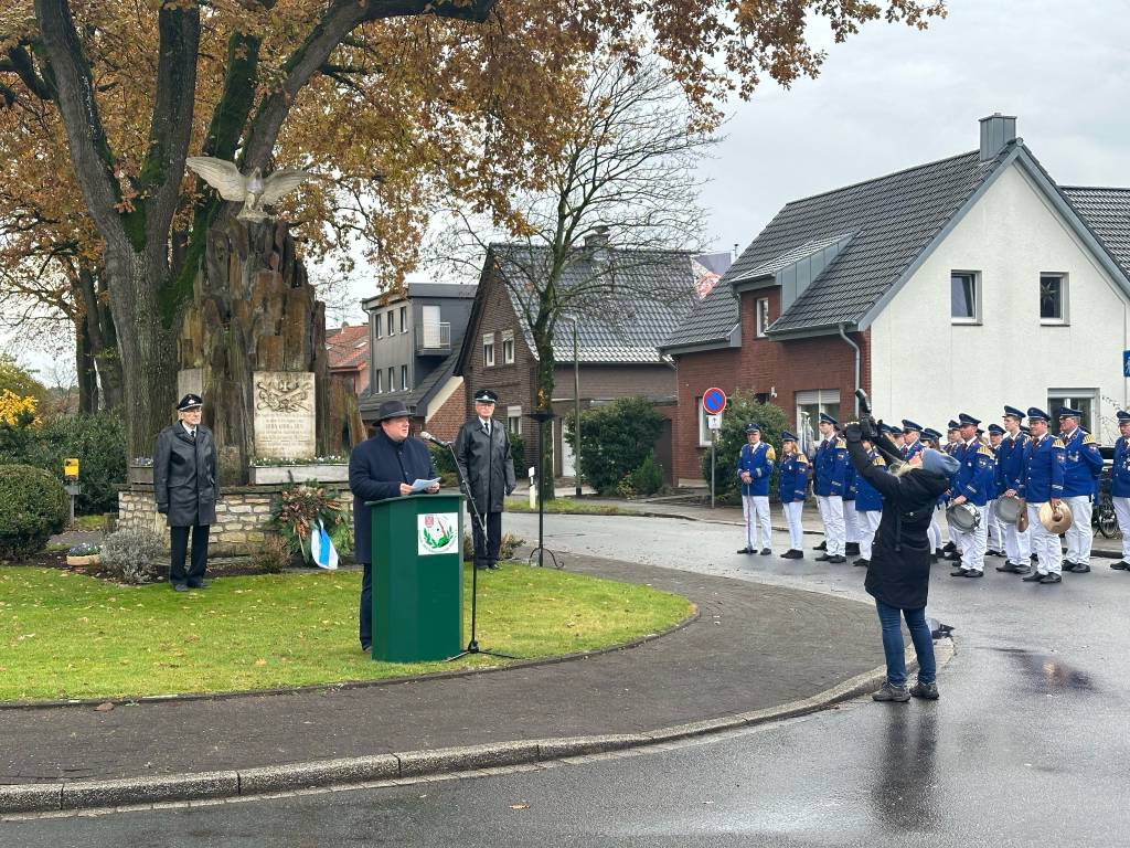 Kranz der vor dem Denkmal niedergelegt wurde 