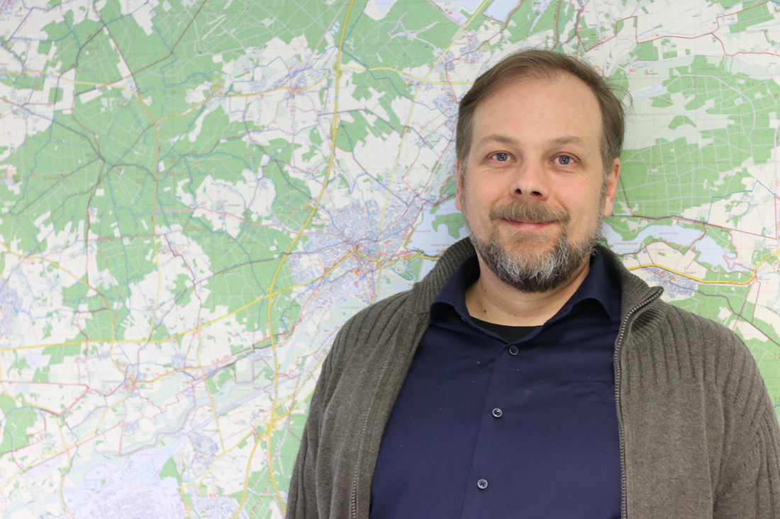 Jan Hopf vor einem Stadtplan von Haltern