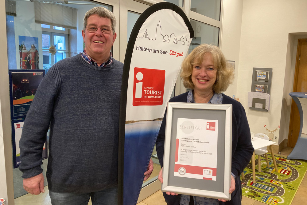 Mitarbeiter präsentieren die Urkunde des DTV