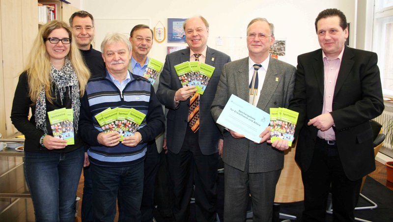 Sabine Glose (Sportverwaltung, v.l.n.r.), Werner Metz (Abteilungsleiter Sport/Bäder), Klaus-Dieter Breidenstein (Ratsmitglied, SPD, Vorsitzender des Sportausschusses), Peter Hiddemann (stellvertretender Vorsitzender des Stadtsportverbands), Georg Möllers (Beigeordneter), Jürgen Nethöfel (Ratsmitglied, CDU, stellvertretender Vorsitzender des Sportausschusses) und Josef Sibila (Fachbereichsleiter Schule/Sport) präsentieren die Neuauflagen des Sportvereinshefts und der Sportangebote.