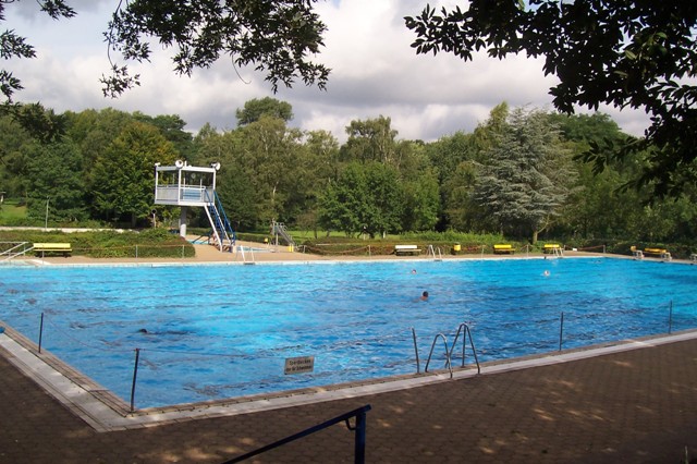 Freibad Mollbeck - Sportbecken mit Aufsichtsturm