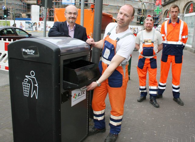 Klaus Theil (KSR, links) und Thomas Krau&szlig;e (KSR) pr&auml;sentieren den Big Belly Solar. Im Hintergrund: Andreas Napreralski (links) und Dennis K&ouml;hler (beide KSR).