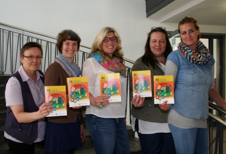 (v.l.) Martina Schulze-Entrup, stellvertretende Fachbereichsleiterin Kinder, Jugend und Familie, und die Schulsozialarbeiterinnen Lea Immler, Anny Hachmann, Kirsten Kreuzer und Anna Gundermann stellen den neuen Freizeitwegweiser für Kinder vor.