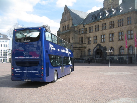 Doppelstock-Cabriobus vor dem Rathaus