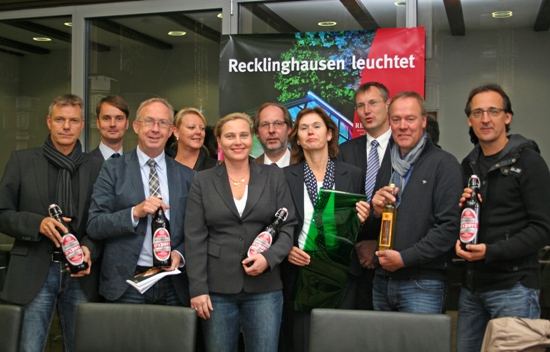 Von links: Christoph Tesche (Erster Beigeordneter und Kämmerer), Georg Gabriel (Leiter des Stadtmarketings), Wolfgang Pantförder (Bürgermeister), Andrea und Alexandra Werning (Theatertechnik Werning), Kurt Bauer (Medienhaus Bauer), Maria Allnoch (RWE), Axel Tschersich (Fachbereichsleiter Wirtschaftsförderung, Stadtmarketing und Liegenschaften), Johannes Dörlemann (Kornbrennerei Dörlemann) und Henning Prinz (Agentur Prinz) stellen das Programm zu Recklinghausen
