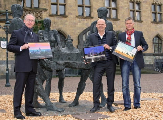 Bild "zu_PM-RE-Kalender.jpg" der Stadt Recklinghausen: Bürgermeister Wolfgang Pantförder, Mirko Simnovec, Geschäftsführer der Agentur sitesmedia und Christoph Tesche, Erster Beigeordneter und Kämmerer, (v.l.) mit dem Kalender "Recklinghausen in Bildern 2014" vor dem Rathaus.