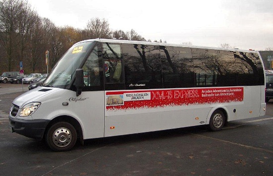 Der &#8222;XMas Express&#8220; steht abfahrbereit auf dem Konrad-Adenauer-Platz.