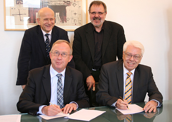 B&uuml;rgermeister Wolfgang Pantf&ouml;rder, B&uuml;rgermeister Achim Menge aus Oer-Erkenschwick (vorne v.l.), Dietmar Schwetlick (Technischer Beigeordneter Recklinghausen) und Bernd Immohr (Technischer Beigeordneter Oer-Erkenschwick) (hinten v.l.) bei der Vertragsunterzeichnung.