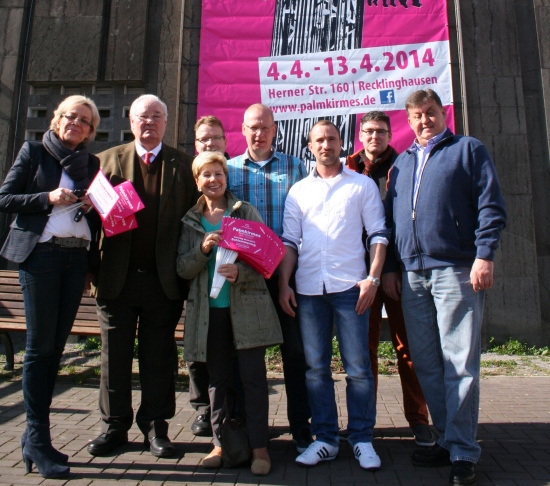 Beigeordnete Genia Nölle (v.l.), Heinz Deh (Vorsitzender des Schaustellervereins), Joachim Schirrmeister-Drews und Helga Saure (beide Schaustellerverein, Dirk Treese (Sachgebietsleiter Gewerbeangelegenheiten), Robert Liebich (Sachgebiet Gewerbeangelegenheiten), Oliver Kelch (Betreiber der Agentur ODESIGN), Richard Abendroth (Schaustellerverein) vor dem XXL-Plakat der Palmkirmes, Stadthaus C.