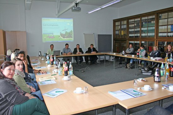 Etwa 160 Personen nahmen an den Schulungen teil. Im Bild unter anderem: Volker H&uuml;lsmann (Fachbereichsleiter Kinder, Jugend und Familie, 3.v.l., vorne) und Joachim Glenneschuster (st&auml;dtischer Jugendhilfeplaner, 4.v.l., vorne).