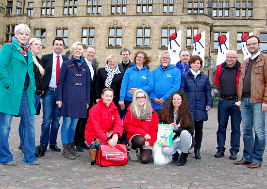 Hintere Reihe v. l. Kanzlei Dr. Strutz, Förderverein Kinderplanet Recklinghausen, Malteser Hilfsdienst, Julia Zupancic Eventmanagement, Deutsche Bank, Malteser Hilfsdienst, Naturschutzbund NABU Stadt Recklinghausen, mini-Truck-Club, Kinderbücherei der Stadt Recklinghausen, Musikschule der Stadt Recklinghausen; vordere Reihe v. l. RadioVest, Silke Leidecker (Elfe Gwen).