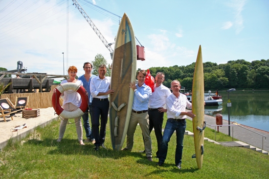 Bürgermeister Wolfgang Pantförder (r.), Christoph Tesche (Erster Beigeordneter und Kämmerer, 3.v.l.), Kathrin Kiesel (Stadtmarketing, l.), Georg Gabriel (Stadtmarketingleiter, 3.v.r.) und Axel Tschersich (Fachbereichsleiter Wirtschaftsförderung, Stadtmarketing, Liegenschaften, 2.v.r.) stellen gemeinsam mit Henning Prinz (Veranstaltungsagentur Prinz, 2.v.l.) das Programm zum Hafenfest vor