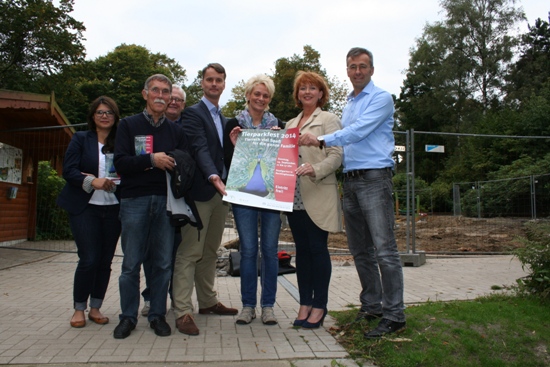 Daniel Kroll (1. Vorsitzender des Tierpark-Fördervereins, v.r.n.l.), Katrin Kiesel (Stadtmarketing), Heike Schulke (Café am Tiergarten), Georg Gabriel (Stadtmarketing-Leiter), Dieter Bredenbrock (Schatzmeister des Tierpark-Fördervereins), Friedrich Schröerlücke (liest am Sonntag Tiergeschichten vor) und Stefanie Arndt (Stadtmarketing) stellten das Programm des Tierparkfests vor.