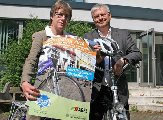 Andreas Rapien (Fachbereichsleiter Planen, Umwelt, Bauen, r.) und Dr. Marianne Scholas (städtische Verkehrsplanerin, l.) stellen das Programm zum Fahrradtag 2014 vor. 