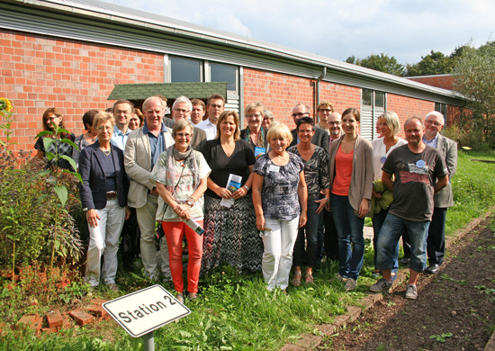 Christel Dymke (stellvertretende Bürgermeisterin, vorne l.), Marianne Härtel-Hürtgen (Projektkoordinatorin für Recklinghausen, vorne 3.v.l.), Uwe Schilling (KSR-Betriebsleiter, hinten 3.v.l) stellen gemeinsam mit Jürgen Fischer (Projektleiter der klimametropole RUHR 2022, 2.v.l.) und den Recklinghäuser Akteuren die Veranstaltungen zur Aktion &#8222;klimametropole RUHR 2022&#8220; vor.