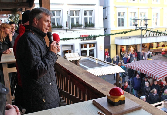 Bürgermeister Christoph Tesche schaltet die Lichterkette, die rund um den Altstadtmarkt hängt, an.