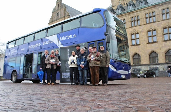Georg Gabriel (Stadtmarketing-Leiter, 3.v.l.), Sven Ahrens (Kreis Recklinghausen Fachdienst Kreisentwicklung und Wirtschaft, l.), Stefan Tigges (Geschäftsführer Ruhrgebiet-Stadtrundfahrten, 5.v.l.) und Vertreter der Gilde der Stadtführer stellen das Programm für die Stadtrundfahren vor 