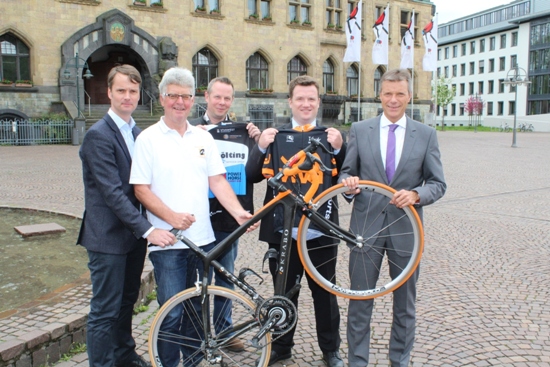Stadt Recklinghausen Bürgermeister Christoph Tesche (v.r.n.l.), Stefan Kroppen (Geschäftsführer Autohaus Kroppen), Stefan Bussemas (Sponsor), Michael Zurhausen (Veranstalter) und Stadtmarketing-Leiter Georg Gabriel
