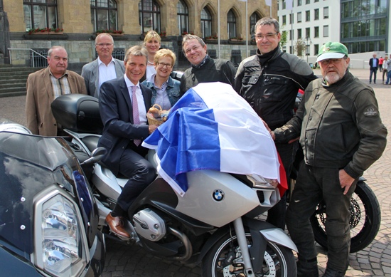 Bürgermeister Christoph Tesche (3.v.l.) stellt gemeinsam mit Michel Bocquet (Douai-Experte, v.l.), Karl-Heinz Broß (stellvertretender Leiter der BRÜCKE), Carmen Greine (Leiterin der BRÜCKE), Angela und Claus Kauba (Gaelic Motorbike-Tours), Marcus Schraeder und Heinz Kaiser (Tour-Begleiter) das Programm zur Reise nach Douai vor