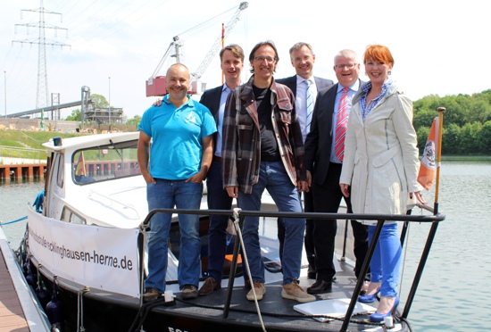 Stadtkämmerer Ekkehard Grunwald (2.v.r.), Axel Tschersich (Fachbereichsleiter Wirtschaftsförderung, Standortmanagement, Stadtmarketing, 3.v.r.), Georg Gabriel (Stadtmarketing-Leiter, 2.v.l.) und Katrin Kiesel (Stadtmarketing, r.) stellen gemeinsam mit Henning Prinz (Veranstalter, 3.v.l.) und Joe Handwerker (Adriatic Sailing Team, l.) das Programm zum Hafenfest vor