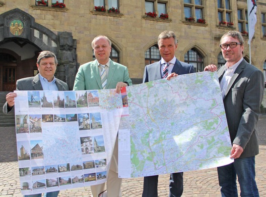 Bürgermeister Christoph Tesche (2.v.r.) stellt gemeinsam mit Jürgen Pohl (Leiter Volkshochschule Recklinghausen, r.), dem Ersten Beigeordneten Georg Möllers (2.v.l.) und Reinhard Wohlfahrt (Sachgebietsleiter Geoinformationssysteme, l.) den neuen Stadtplan vor