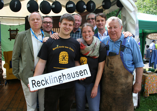 Erster Beigeordnete Georg Möllers (l.), Georg Gabriel (Stadtmarketing-Leiter, Fachbereich Wirtschaftsförderung, Standortmanagement, Stadtmarketing, 2.v.r.), Jürgen Pohl (Vorsitzender des Vereins für Orts- und Heimatkunde und VHS-Leiter, 2.v.l.), Imker Jens Keinhörster (3.v.l.) sowie Zarah Franke (Imkerei Keinhörster, 5.v.l.), Rolf Rose (4.v.l.), Gerd Schenk (beide Gilde der Stadtführer, 3.v.r.) und Schmied Günter Niehaus (r.) präsentierten an beiden Tagen Recklinghausen mit einem eigenen Stand