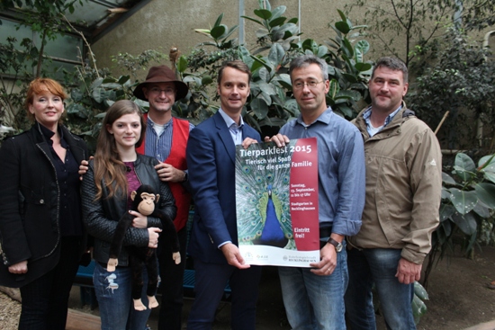 Katrin Kiesel (v.l.n.r., Stadtmarketing), Elena und Thomas Deutscher (Theaterdeufels), Georg Gabriel (stellvertretender Fachbereichsleiter Wirtschaftsförderung), Daniel Kroll (Vorsitzender des Tierpark-Fördervereins) und Stefan Klinger (KSR) stellten das Programm zum Tierparkfest 2015 vor