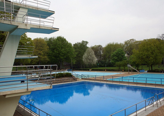 Schwimmbecken im Freibad