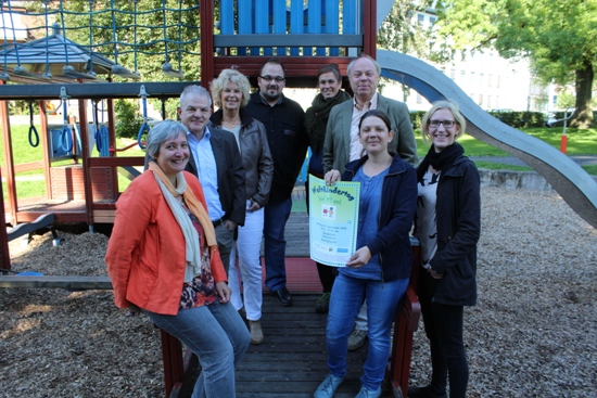 Petra Heinig (Fachbereich Kinder, Jugend und Familie), Volker Hülsmann (Fachbereichsleiter Kinder, Jugend und Familie), Christel Tophoff (UNICEF AG Recklinghausen), Björn Clement (KiTa Uferfrösche, AWO), Nina Wilk (Bauspielfarm Recklinghausen), Erster Beigeordneter Georg Möllers, Denise Anton (Deutscher Kinderschutzbund) und Melanie Glumm (Evangelisches Familienzentrum Hohenzollernstraße) stellten das Programm zum Weltkindertag vor.