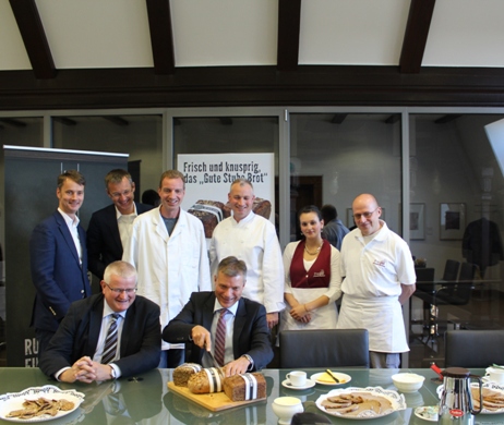 In drei Bäckereien gibt es jetzt das &#8222;Gute Stube Brot&#8220;. Auf dem Bild: Georg Gabriel (stellvertretender Fachbereichsleiter Wirtschaftsförderung, v.l.n.r.), Axel Tschersich (Fachbereichsleiter Wirtschaftsförderung), Bäckermeister Klaus Hövelmann, Bäckermeister Marcus Hachmann, Selina Koch (Bäckerei Prang), Bäckermeister Volker Prang, Beigeordneter Ekkehard Grunwald (vorne, links) und Bürgermeister Christoph Tesche (vorne).