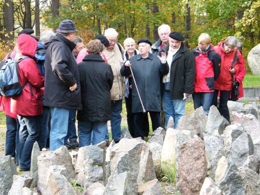 Alexander Bergmann (Mitte) 2008 mit Recklinghäuser Teilnehmern einer Pax-Christi-Gruppe aus dem Vest und dem Münsterland an der Gedenkstätte der Massenerschießungen im Wald von Rumbula bei Riga. (Foto: Jürgen Pohl)