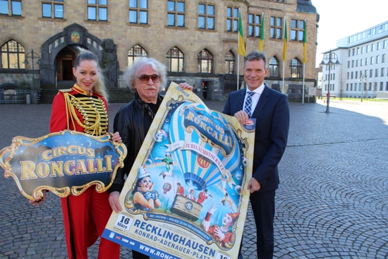 Das Plakat zur Saisonpremiere zeigen Bürgermeister Christoph Tesche (v.r.), Circusdirektor Bernhard Paul und Doro Kipp von Circus Roncalli