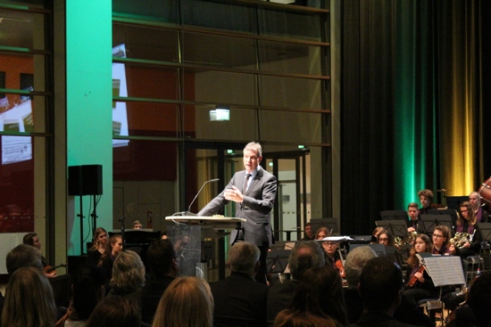 Bürgermeister Christoph Tesche begrüßt die kulturinteressierten Bürgerinnen und Bürger im Ruhrfestspielhaus.