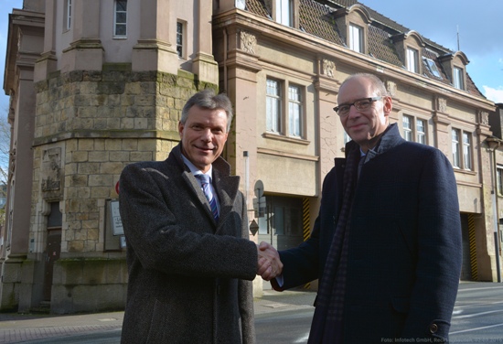 B&uuml;rgermeister Christoph Tesche (l.) und Infotech-Gesch&auml;ftsf&uuml;hrer Rainer Hans vor der Alten Feuerwache, Foto: Infotech