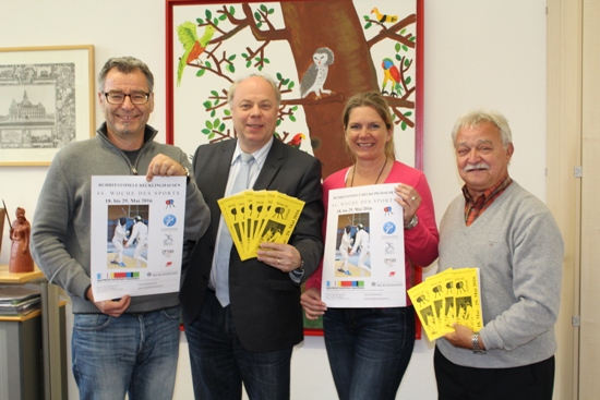 Sie stellten das Programmheft zur 44. Woche des Sports in Recklinghausen vor (v. l.): Abteilungsleiter Sport Werner Metz, der Erste Beigeordnete Georg Möllers, Sabine Glose von der Abteilung Sport und der Vorsitzende des Sportausschusses Klaus Breidenstein. 